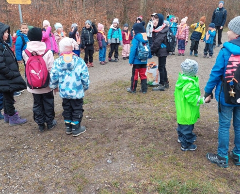 Kinder rennen beim Spiel "Lueged nöd ume de Fuchs gaht ume"