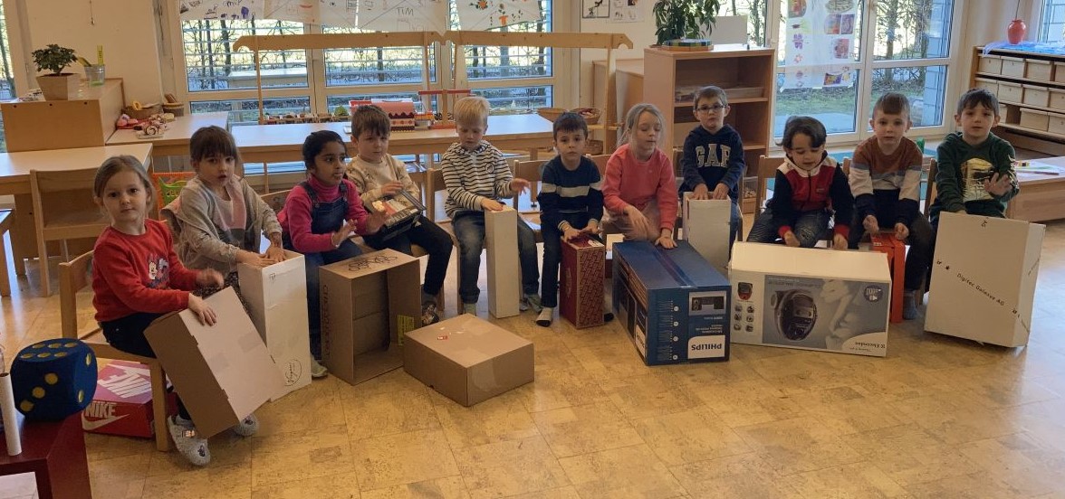 Kinder musizieren mit Kartonschachteln