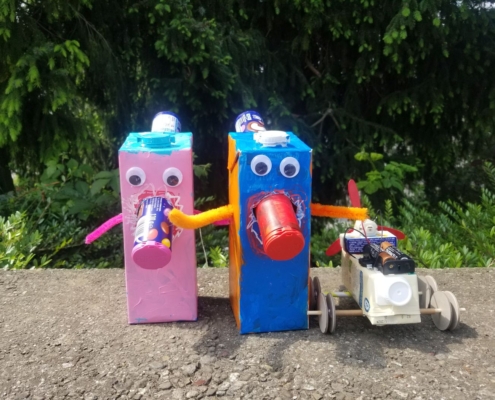 zwei Monster und ein Minifahrzeug