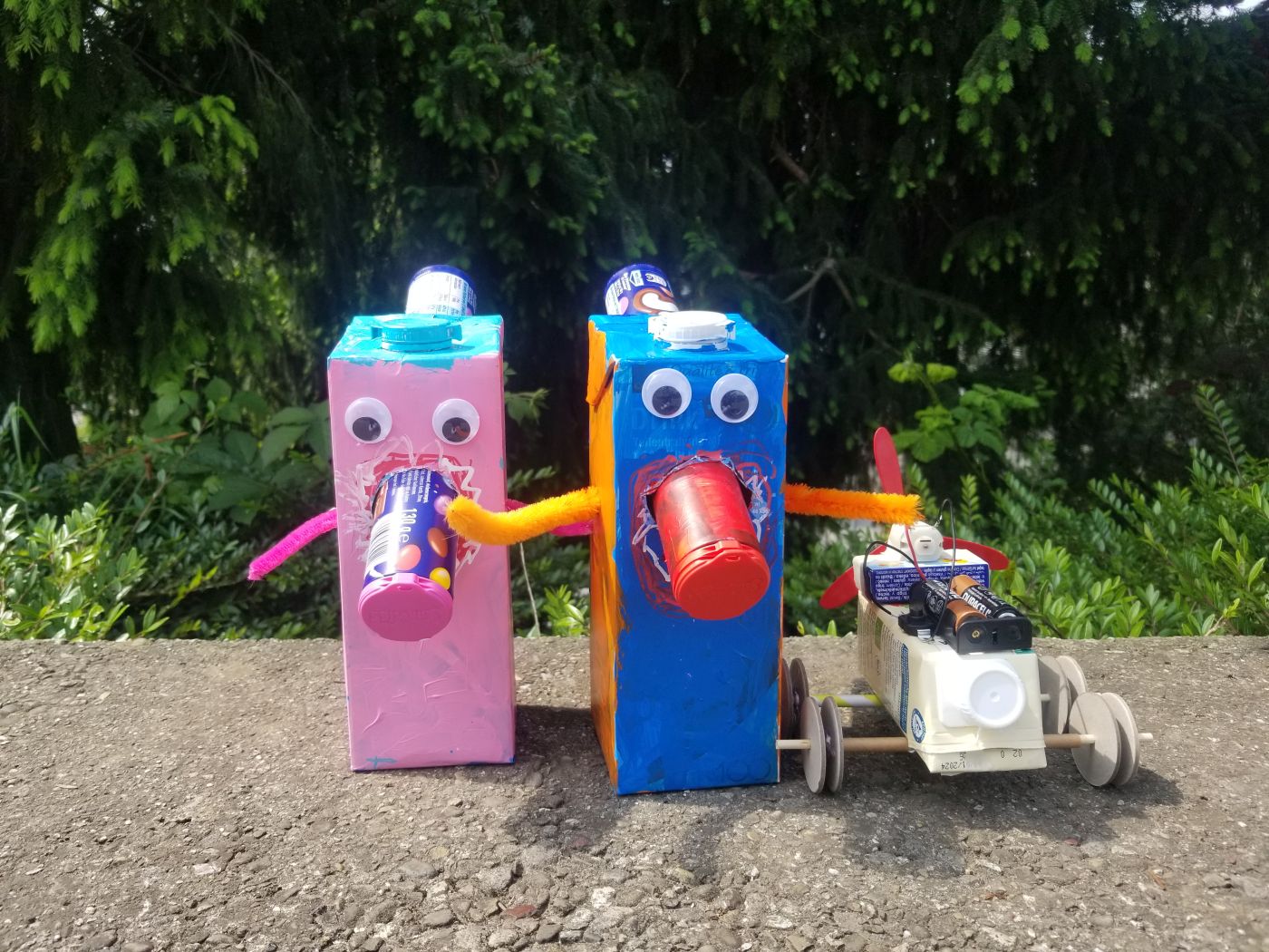zwei Monster und ein Minifahrzeug
