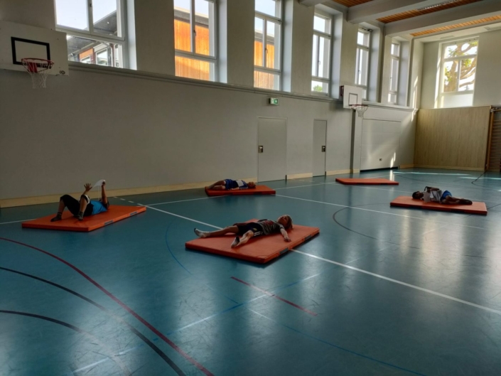 Kinder entspannen auf Matten