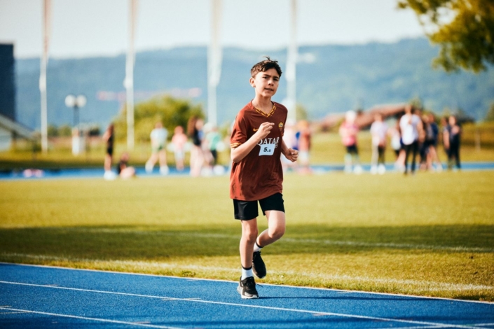 Junge rennt bei Dauerlauf