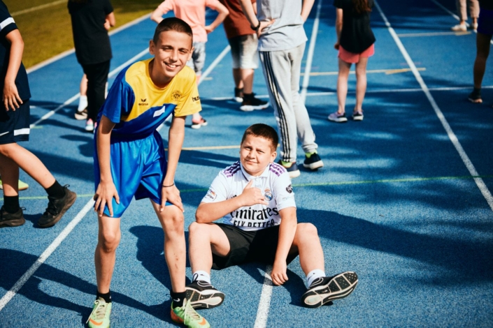 2 Jungen auf Ratanbahn