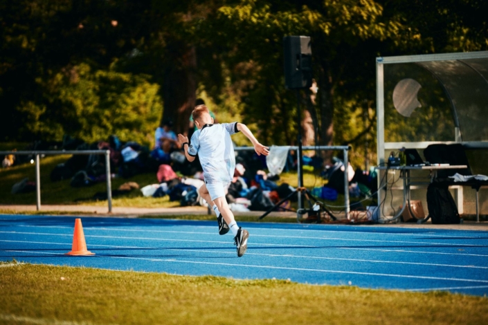 Junge beim Sprint