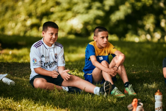 Jungen im Gras