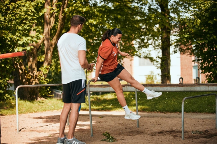 Mädchen und Lehrperson beim Hindernislauf