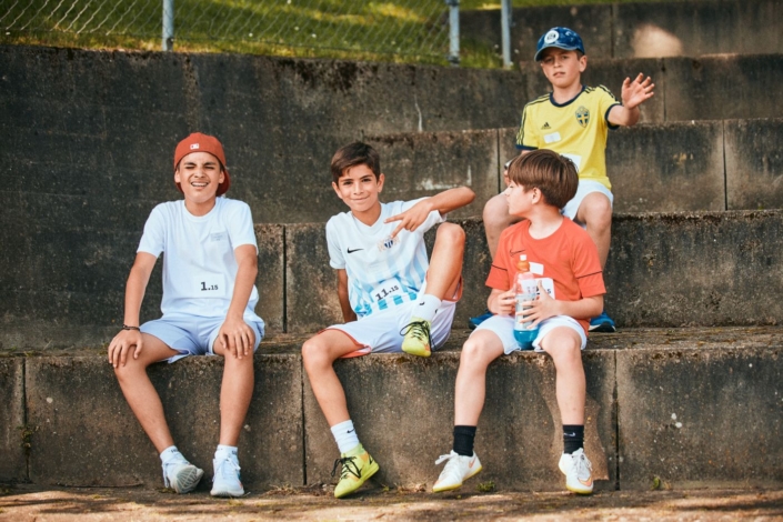 4 Jungen auf Treppe