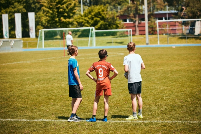 Drei Jungen auf Fussballfeld