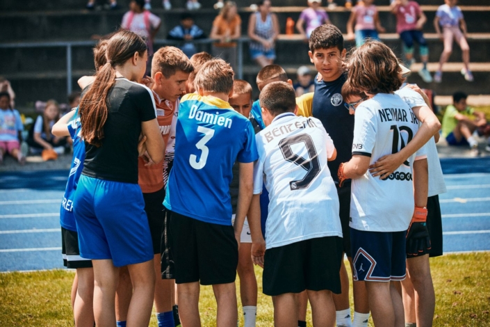 Schüler besprechen vor Fussballmatch