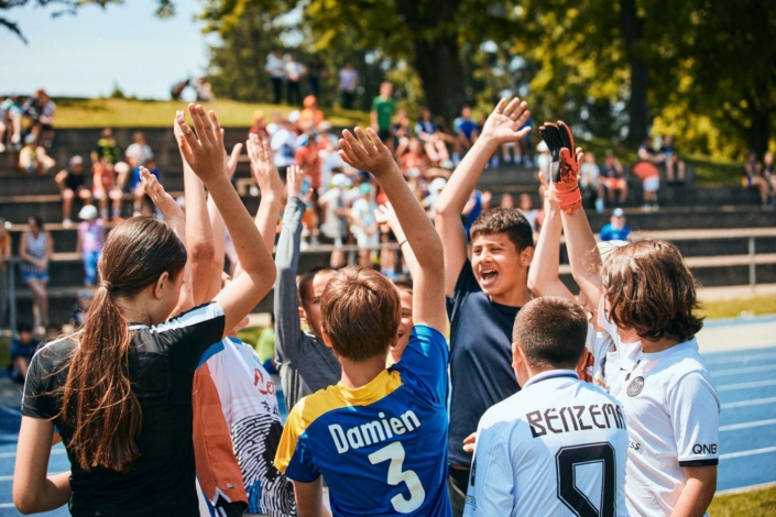 Schüler jubeln beim Fussball