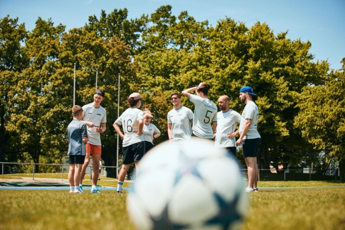 Lehrerteambesprechung vor Fussballmatch