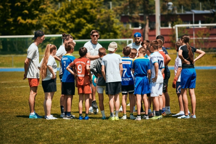 Kinder und Lehrer besprechen vor Fussballmatch