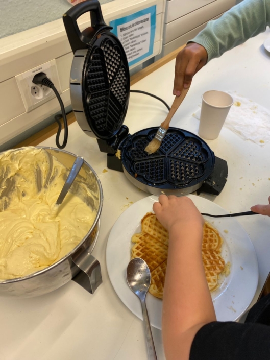 Waffeleisen wird für nächste Waffel vorbereitet