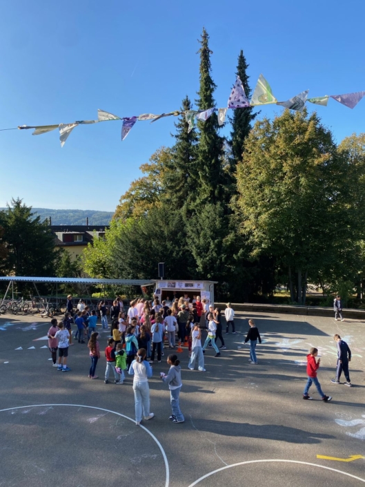 Viele hungrige Kinder stehen an