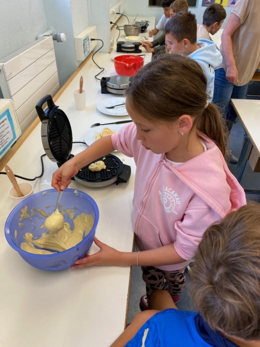 Kinder bereiten Waffeln zu