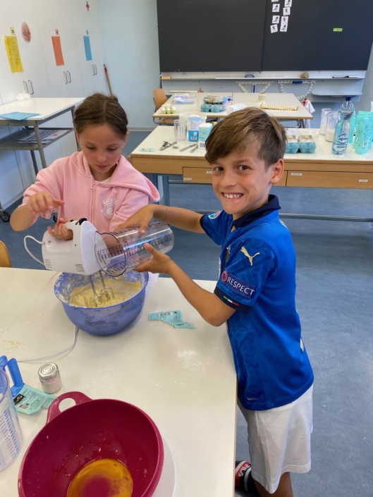 Zwei Kinder mixen die Zutaten