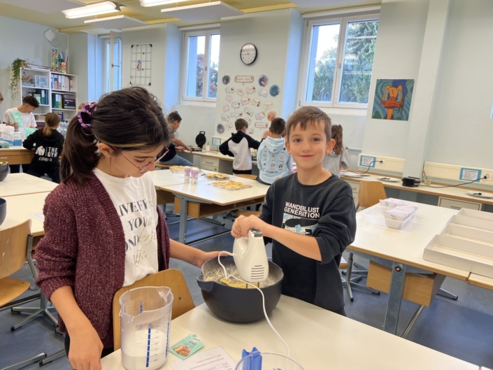 Kinder mixen den Teig