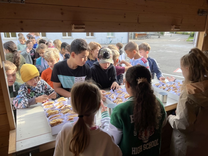 Viele Kinder wollen eine Waffel kaufen