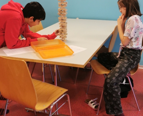 Es wird Jenga gespielt