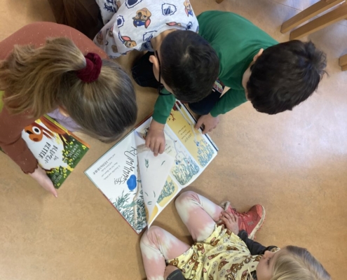 Kinder erzählen ein Buch