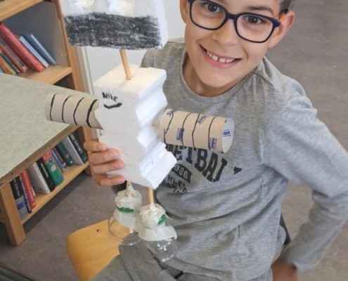 Junge hält seine Figur