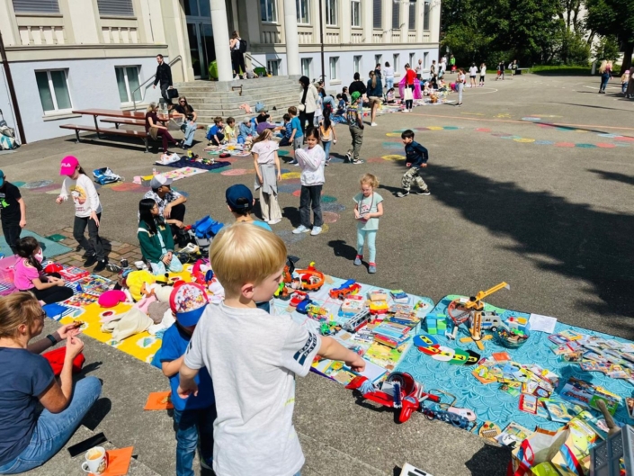 mehrere Stände am Kinderflohmi