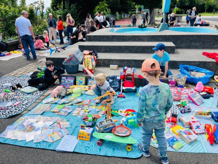 Spielsachen auf Picknickdecke