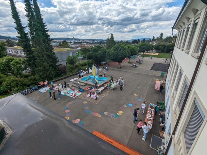 Foto vom Kinderflohmarkt vom Schulleitungsbüro aus