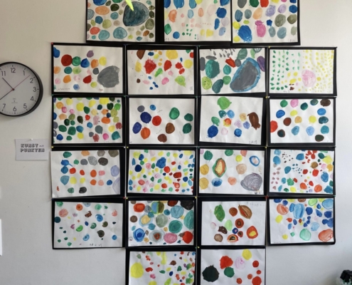 bunte Punkte auf weissem Papier