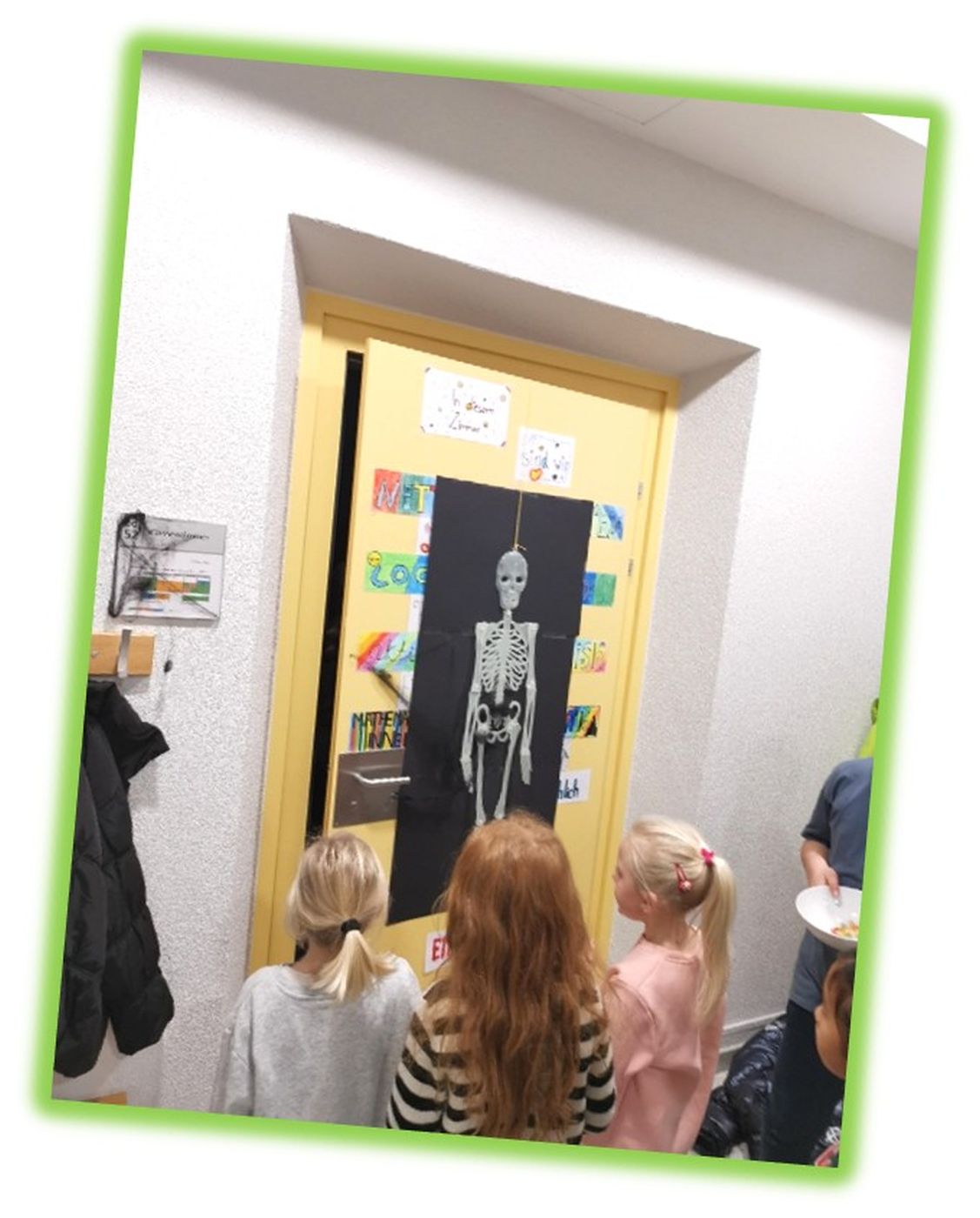Schulsilvester Warten auf den Einlass