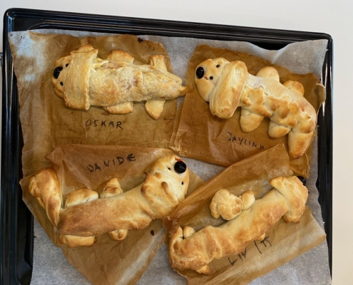 gebackene Hot Dogs in Hundeform