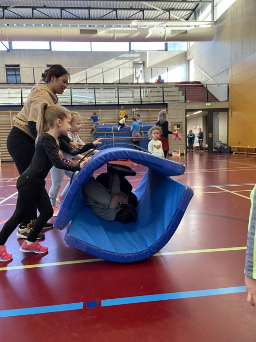 Herumrugeln macht Kindern Spass