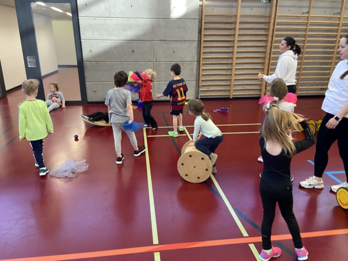 Viele Kinder in der Turnhalle