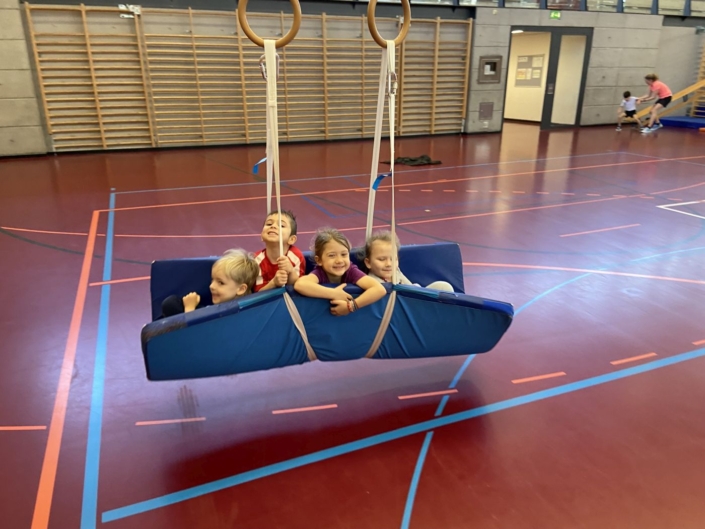 Vier Kinder schaukeln