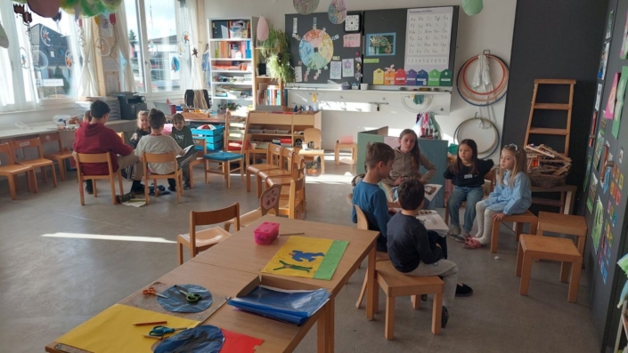 zwei Gruppen lesen vor