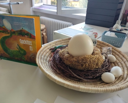 verschiedene Eier und Bilderbuch