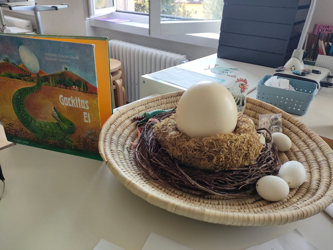 verschiedene Eier und Bilderbuch