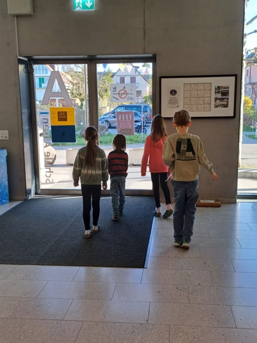 Kinder im Foyer