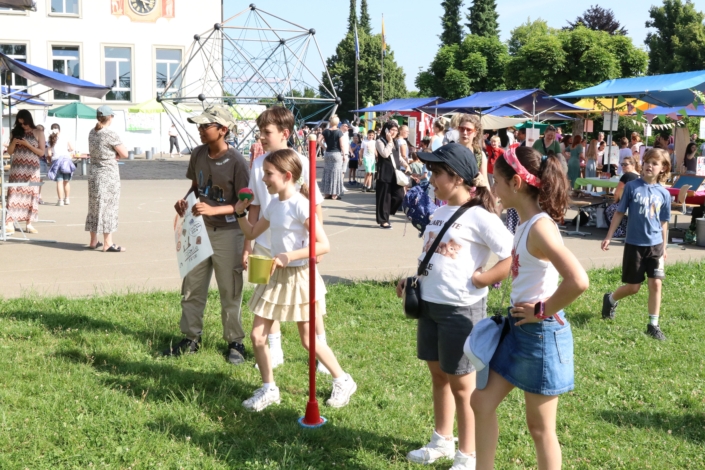 Kinder spielen Büchsenschiessen