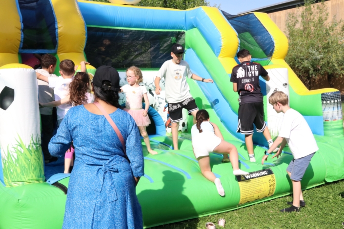 Kinder auf der Hüpfburg