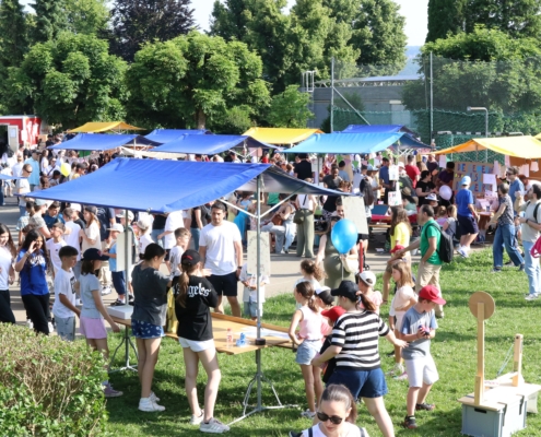 Viele Marktstände auf dem Pausenplatz