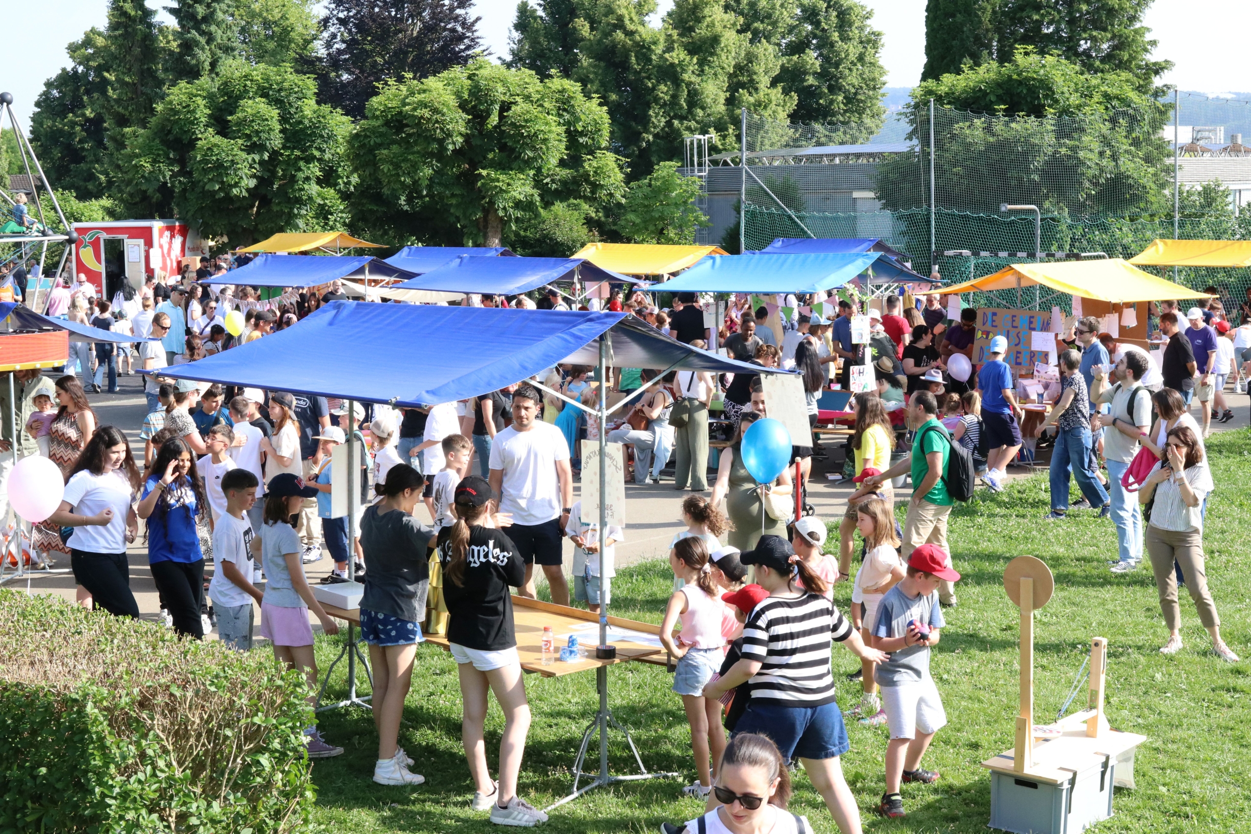 Viele Marktstände auf dem Pausenplatz