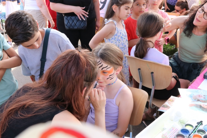 Kinder werden geschminkt