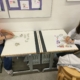 zwei Mädchen stechen Salzteigformen aus