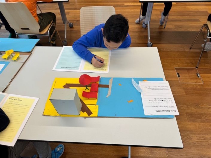 Junge schreibt Rückmeldungen