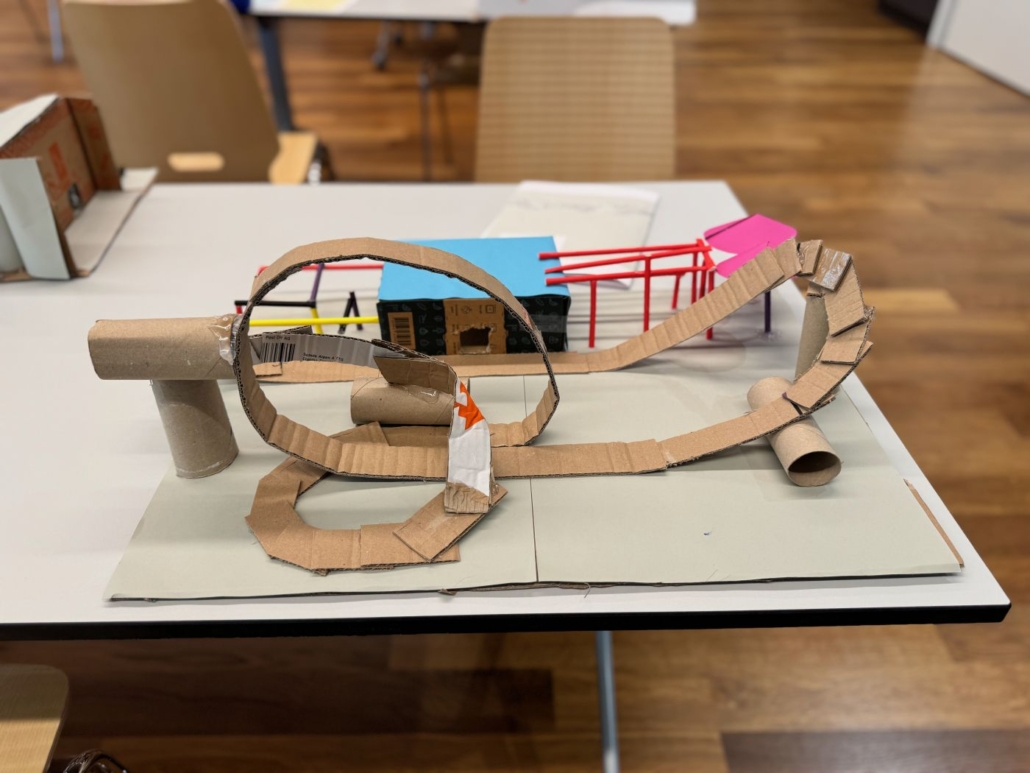 Achterbahn aus Karton