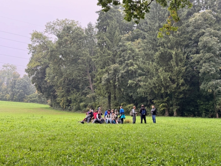 20250210_Wandertag01 Gruppe von Schülern in der Wiese