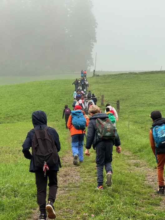 20250210_Wandertag02 Kinder wandern im Nebel