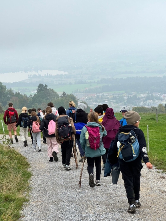 20250210_Wandertag06 Kinder wandern den Berg hinunter