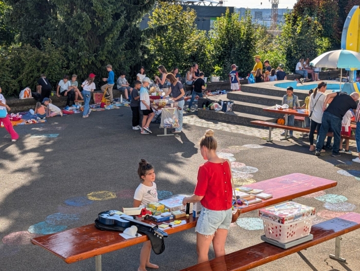 Mädchen vor einem Verkaufsstand